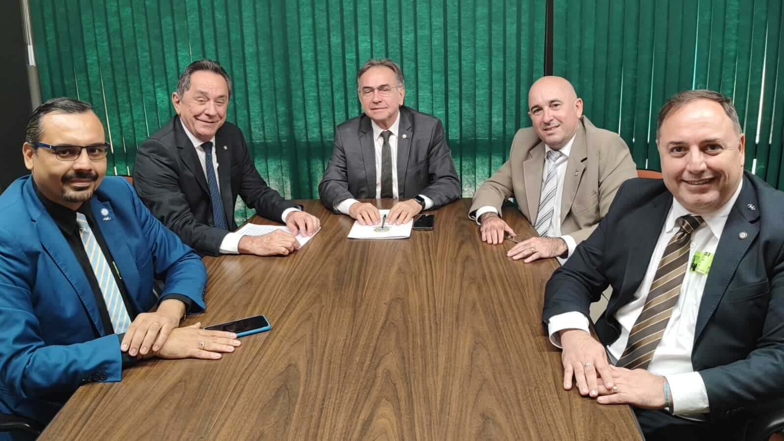 Câmara dos Deputados recebe Projeto de Lei de autoria do deputado cearense Leônidas Cristino, que institui piso salarial nacional para o administrador, com apoio e articulação técnica do presidente do CRA-CE, Adm. Leonardo Macedo